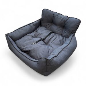 Stort bilsæde eller autosæde til din hund. Sædet kan anvendes på bagsæde i bilen og som hundeseng i hjemmet.  Sædet har justerbare stropper til fastgørelse til bilens sæde. Sædet er i ekstra kraftig vandafvisende tekstil af polyesterfiber. Ekstra comfy inderpude i autosædet, så din hund ligger godt under brug. Sædet har antiskrid underside for sikker anvendelse på bilsædet. Fastsyet snor med hage til fastgørelse i hundens sele under kørsel i bilen.