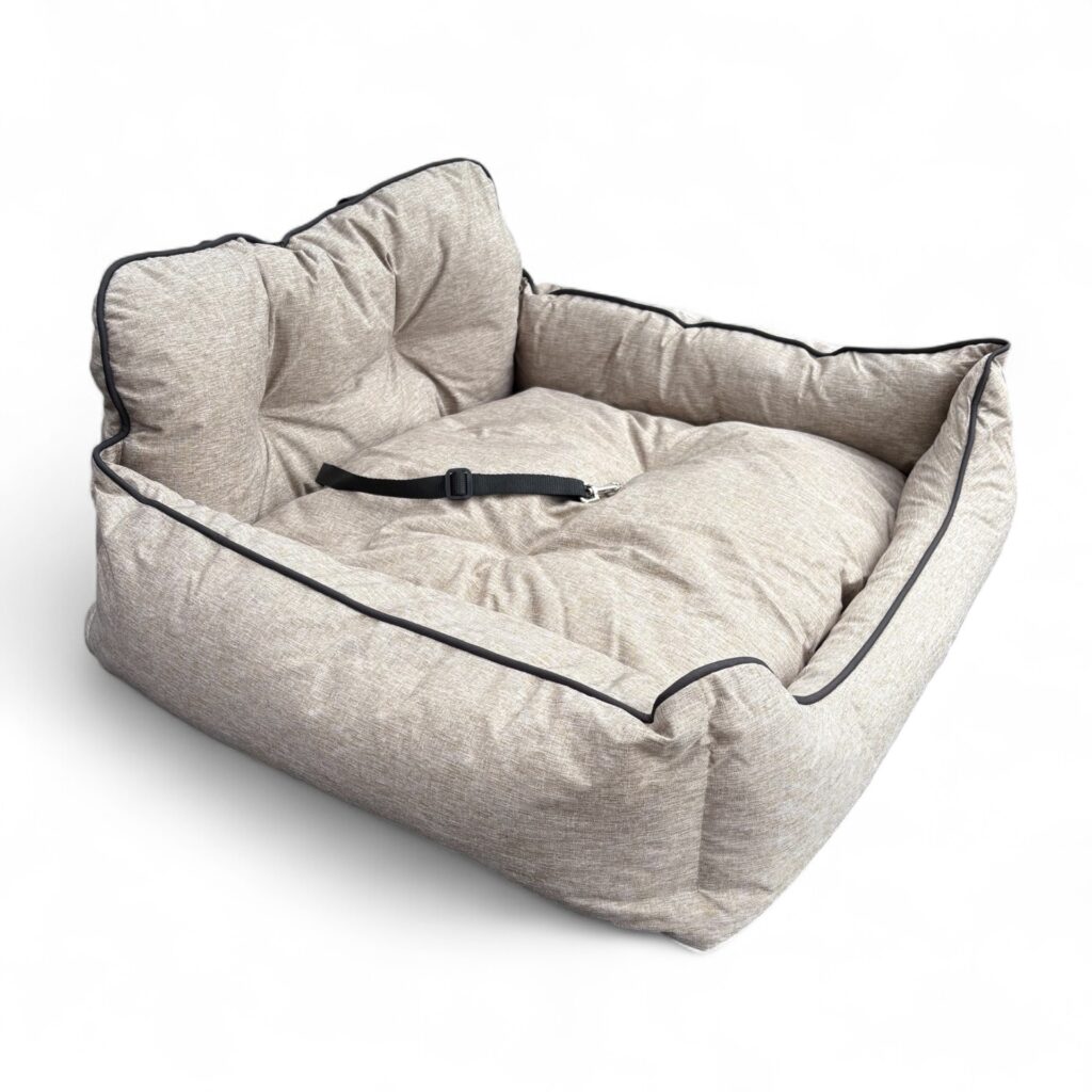 Bilsæde eller autosæde til din kære hund. Sædet kan anvendes bagsæde i bilen eller som hundeseng i hjemmet.  Sædet har justerbare stropper til fastgørelse til bilens sæde. Sædet er i ekstra kraftig vandafvisende tekstil af polyesterfiber. Comfy inderpude i autosædet, så din hund ligger godt under brug. Sædet har antiskrid underside for sikker anvendelse på bilsædet. Fastsyet snor med hage til fastgørelse i hundens sele under kørsel i bilen.  